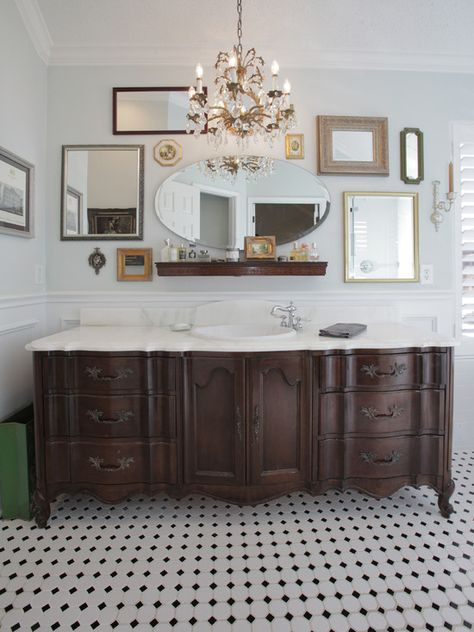 Vintage Style Bathroom - a repurposed dresser, a crystal chandelier and mismatched wall mirrors work together to create a one-of-a-kind bathroom - Eleni Decor Shabby Chic Bathroom Vanity, Baie Vintage, Bathrooms Decor, Lodge Bedroom, Baños Shabby Chic, Mirror Collage, Shabby Chic Vanity, Custom Bathroom Vanity, Ideas Decoracion