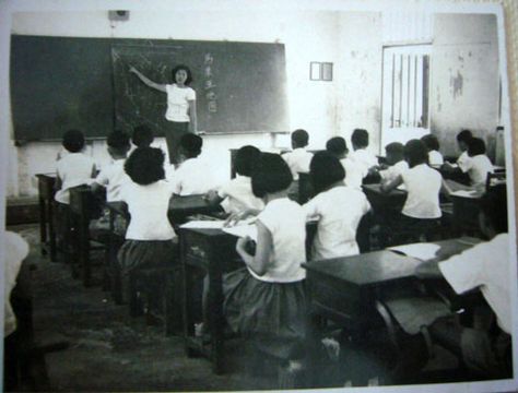 70s Classroom, Classroom Cheers, 70s School, Classroom Pictures, Singapore Photos, Tables And Chairs, Those Were The Days, Free Youtube, Rural Area