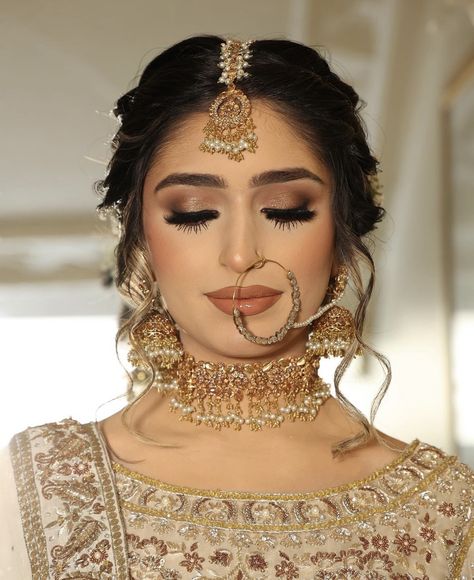 Bollywood Bridal Makeup, Deepika Bridal Look, Nikah Makeup Pakistani, Soft Glam Pakistani Bridal Makeup, Make Up For Engagement Indian, Nikah Makeup Look For Bride, Hindu Bridal Jewellery, Indian Bridal Headpiece, Indian Wedding Bride Makeup