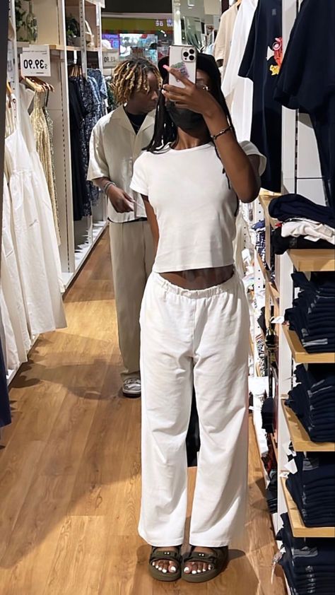 Petite Woman Aesthetic, All White Fits, Cinema Outfits, Brandy Melville Outfits, European Summer Outfits, White Trousers, Ootd Summer, White On White, White Outfit