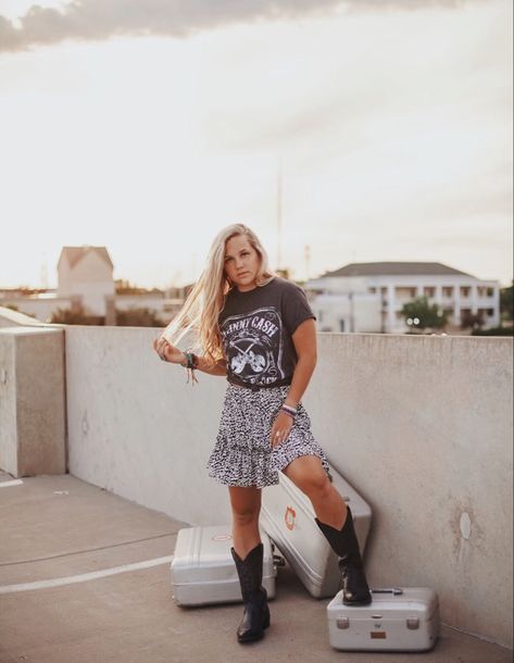 Johnny Cash T-shirt outfit Johnny Cash Shirt Outfit, Johnny Cash Shirt, Grunge Photoshoot, Western Grunge, T Shirt Outfit, Johnny Cash, Tshirt Outfits, Cute Fits, Shirt Outfit