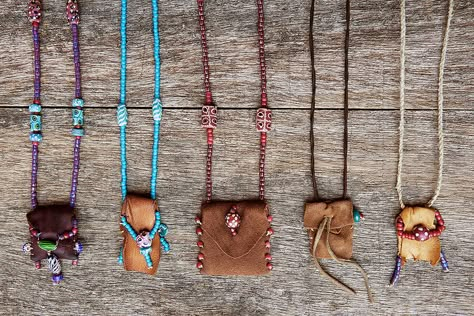 Medicine Bag Necklace Pattern, Moccasin Patterns, Medicine Bag Necklace, Primitive Jewelry, Leather Medicine Bag, Medicine Bags, Leather Pouches, Bohemian Style Jewelry, Leather Craft Projects