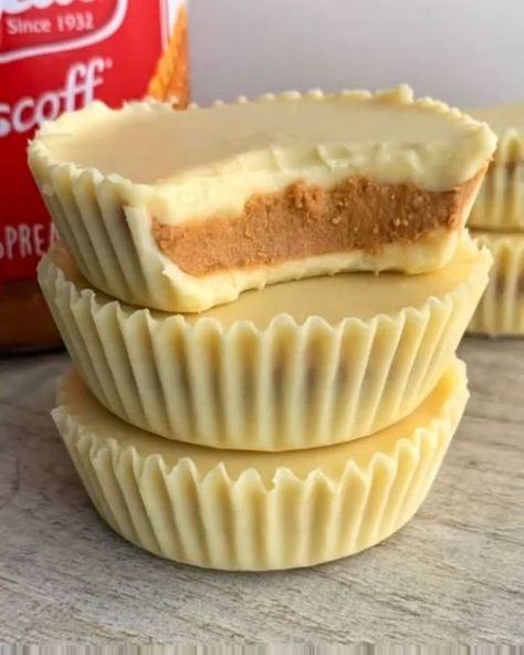 Sweettaholic on Instagram: "3-INGREDIENT WHITE CHOCOLATE BISCOFF CUPS 😍 Omg 🤤 You guys know how obsessed I am with Biscoff spread and white chocolate! 🙌 These cups are like white chocolate Reese’s, but with a biscoff filling instead of peanut butter and they’re just an absolute dream 🤌 Sound on for full instructions 🔉 Swipe for the slicing 👉 All you need is: 300g white chocolate, melted 120g biscoff spread 30g icing sugar, sifted Makes 6 cups LIKE - SAVE - SHARE👇 ❤️Tag Your Friend ❤️ ➖➖➖ Biscoff Cups, Biscoff Desserts, Biscoff Filling, Fitwaffle Kitchen, Biscoff Recipes, Veg Snacks, Biscoff Cookie Butter, Biscoff Spread, Fav Food