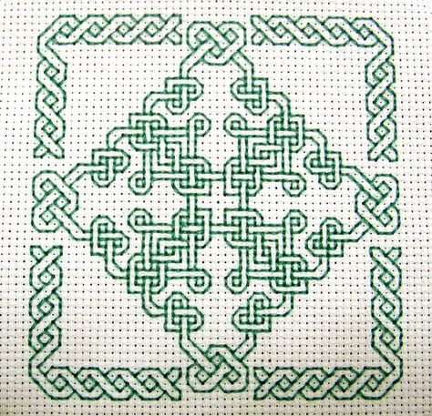 Motifs Blackwork, Broderie Bargello, Blackwork Embroidery Patterns, Biscornu Cross Stitch, Celtic Cross Stitch, Blackwork Cross Stitch, Graph Paper Designs, Cross Stitch Border Pattern, Blackwork Patterns