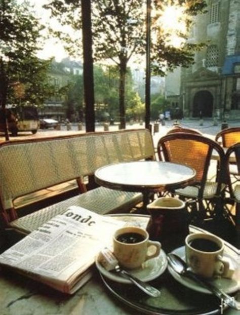 koffie op een terrasje in Parijs met.... Les Deux Magots, Coffee In Paris, Cups Of Coffee, French Cafe, Olivia Palermo, Coffee Cafe, Saint Germain, Coffee Love, Gigi Hadid