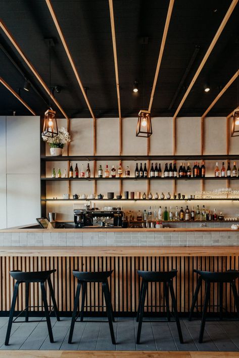 Japanese Restaurant Interior, Bar Deco, Bar Counter Design, Japanese Bar, Modern Restaurant Design, Woods Restaurant, Decoration Restaurant, Bar Inspiration, Bar Interior Design