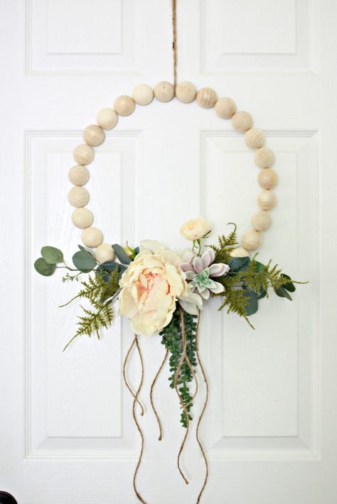 Diy Wreaths Decor, Wood Beads Diy, Diy Christmas Wreaths Ideas, Christmas Wreaths Ideas, Christmas Wreaths Diy Easy, Diy Christmas Wreaths, Wreaths Ideas, Christmas Wreaths To Make, Christmas Wreaths For Front Door