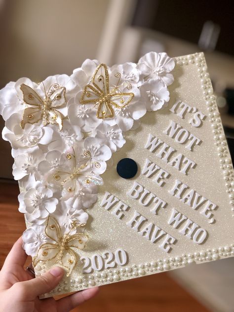 Butterfly Cap Ideas, White And Gold Grad Cap, Pretty Grad Cap Ideas, Grad Cap With Pearls, White Graduation Cap Ideas, Graduation Cap Designs Butterfly, Grad Cap Ideas Butterflies, White Cap Decoration Graduation, Flower Cap Graduation