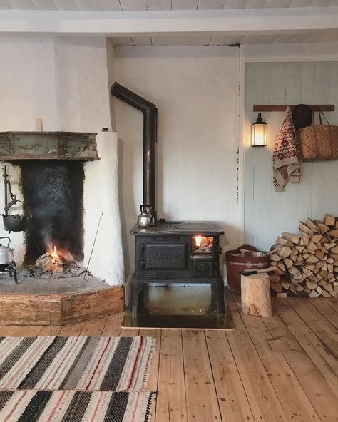 Dutch Interior, Small Wood Stove, Country Interior, Kitchen Fireplace, Hearth And Home, Love Your Home, Wood Burning Stove, Slow Living, Wood Stove