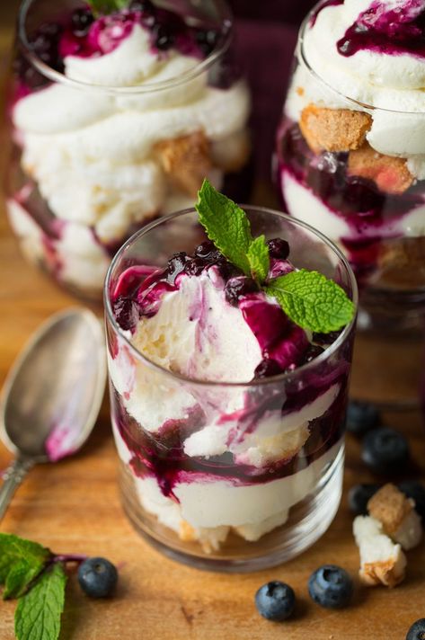 Angel Food Cake Trifle, Cake Parfait, Trifle Recipes Easy, Cheesecake Topping, Tiramisu Trifle, Trifle Cake, Ww Ideas, Christmas Trifle, Cheesecake Trifle