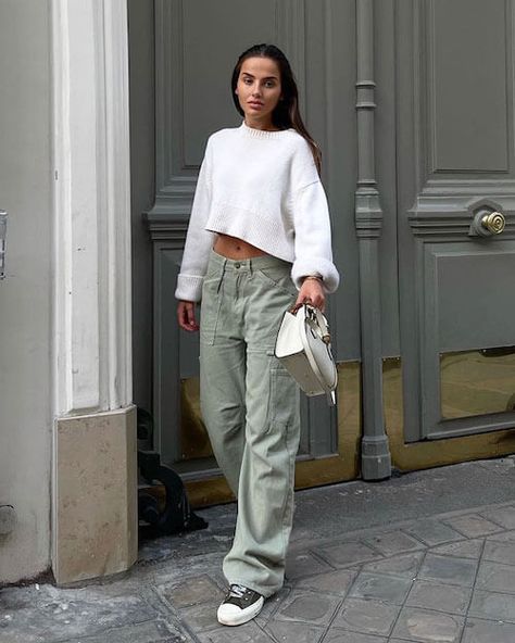 What To Wear With Cargo Pants, Cargo Outfits Women, Cargo Trousers Outfit, Stylish Cargo Pants, Cargo Pants Outfit Ideas, Best Cargo Pants, White Cargo Pants, Pants Outfit Ideas, Cargo Outfit