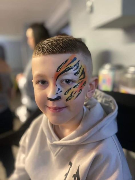 Jungle Face Paint, Jaguar Face Paint, Face Paint Ideas For Boys, Elephant Face Paint, Tiger Face Paint Easy, Face Painting Tiger, Bee Face Paint, Tiger Face Painting, Tiger Face Paint