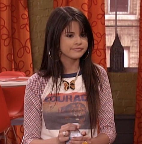 Selena Gomez 2000s Aesthetic, Selena Gomez Early 2000s, Selena Gomez Layered Hair, Alex Russo Hair, Alex Russo Aesthetic, Selena Gomez 2000s, Alex Russo Icons, Alex Russo Outfits, Selena Gomez Icons