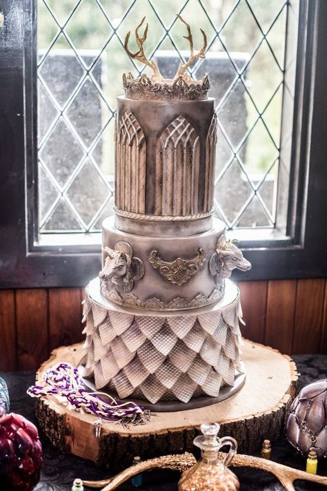 Hear ye: Denise and Jake find castle for their medieval wedding | Real Weddings Norse Wedding Cake, Medieval Cake Ideas, Medieval Wedding Cake, Viking Cake Ideas, Celtic Wedding Cake, Viking Wedding Cake, Medieval Cake, Mythical Wedding, Dnd Wedding