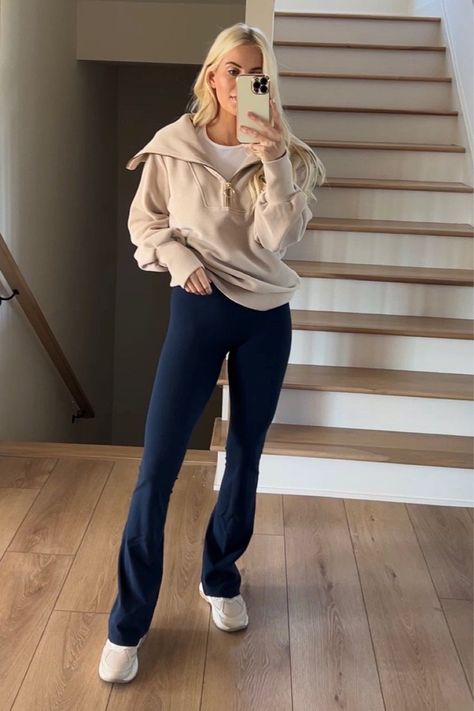 Beige Sweater Outfit, Blue Leggings Outfit, 2022 Fall Fashion, Fall Athleisure, Kathleen Post, Sweatpants Outfits, Beige Sweatshirt, Beige Outfit, Casual Outfit Inspiration