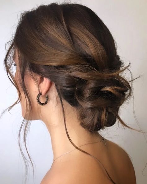 Wedding Hairstyles Moh, 2023 Bridesmaid Updo, Bridemates Hairstyles, Middle Part Bridesmaid Hair Up Dos, Simple Updo Bride, Bridesmaid Hair Midlength, Bridesmaid Brunette Hairstyles, Classic Bridesmaid Hairstyles, Low Bun With Pieces Out