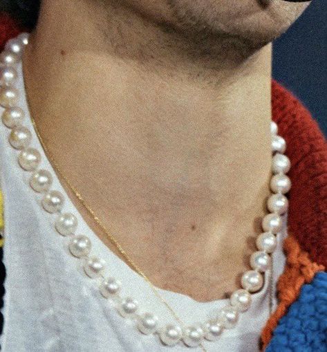 Harry Styles Pearl Necklace, Harry Styles Pearls, Harry Styles Details, Harry Styles Jewelry, Pearl Mala, Pearl Chain Necklace, Pearl Necklaces, Celebrity Art, Pearl Chain