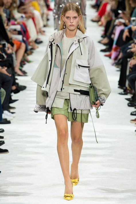 This anorak jacket is found from the Valentino Spring 2018 line. This jacket is expected to be the new trendy jacket for Spring 2018. This replaces the raincoat as it is waterproof and wind proof but also has many drawstrings and pocket and goes in at the waist for more body shape. Lexie Alloway. 10.29.17 Haute Couture Style, Outerwear Trends, Takashi Murakami, Sport Style, Mode Inspo, Womens Fashion For Work, Fashion 2018, Fashion Show Collection, Mode Vintage