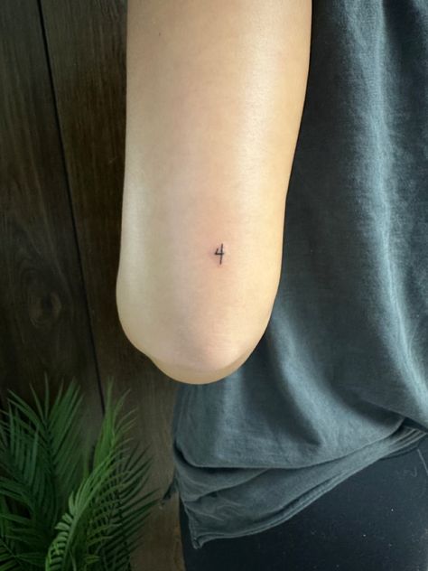 small number four tattoo on the back of arm above elbow Back Of Arm Number Tattoo, Number Four Tattoo, Four Tattoo, Inner Elbow Tattoo, Above Elbow Tattoo, Tattoo On The Back, 7 Tattoo, Elbow Tattoo, Number Tattoo