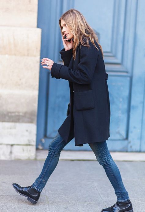 Chelsea boots are always a staple, here paired with ultra skinny blue jeans and a bulky coat Paris Mode, Moda Paris, Looks Street Style, Modieuze Outfits, Mode Inspo, Fashion Weeks, 가을 패션, Fashion Week Street Style, Mode Vintage