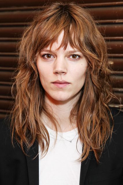 It’s Time To Change Your Mind About “Bad” Bangs Rock Chic Hairstyles, Pineapple Hairstyle, Curly Hair Pictures, Freja Beha, Fringe Hair, Long Shag Haircut, Curly Bangs, Shag Haircut, Curly Girl Hairstyles