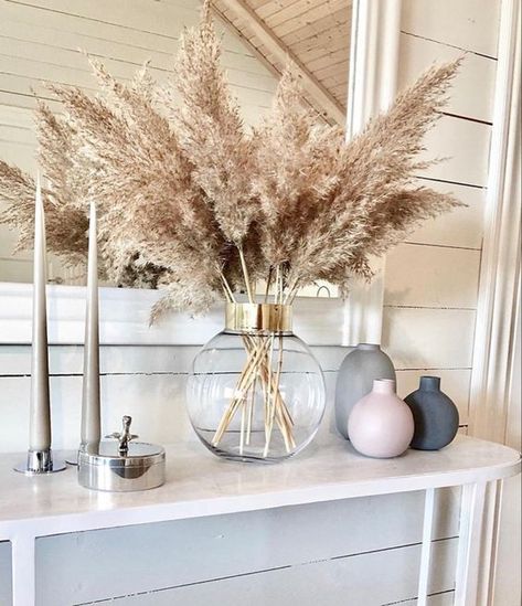 Minimalist Dekor, Grass Decor, Pampas Grass Decor, Hallway Ideas Entrance, Hallway Ideas, Living Room Decor Apartment, Pampas Grass, Design Case, Apartment Living