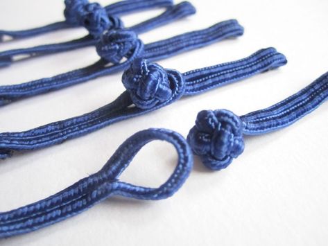 How to make a Chinese button knot - Alice in Cosplayland Chinese Button Knot, Button Knot, Chinese Button, Pola Macrame, Paracord Knots, Rope Knots, Denim Ideas, Cosplay Tutorial, Chinese Knot