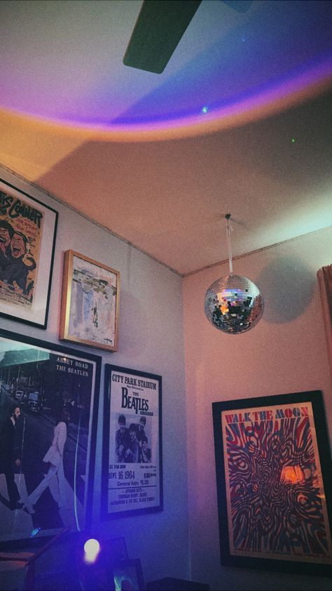 Bedroom With Disco Ball, 80s Retro Aesthetic Room, Disco Bedroom Aesthetic, Disco Ball In Bedroom, Disco Ball Bedroom, Indie Bedroom Aesthetic, Disco Bedroom, 80s Retro Aesthetic, Retro Aesthetic Room