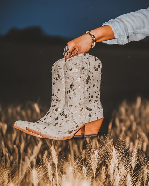 THE statement boots we are all obsessing over 🤩✨ @raychelphotography_ Playing Footsie, Bota Western, Twisted X Boots, Rodeo Outfits, Western Outfits Women, Fun Patterns, Western Chic, Heart Fashion, Veg Tan Leather