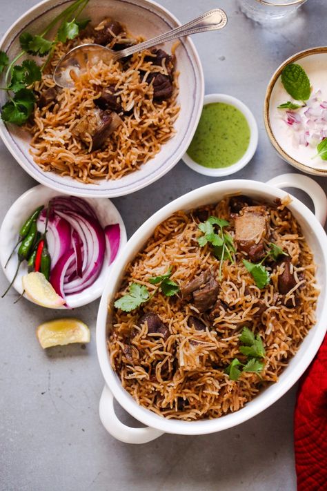 Yakhni Pulao Mutton, Mutton Yakhni, Mutton Pulao, Yakhni Pulao, Meat Stock, Desi Recipes, Curry Stew, Dried Chillies, Indian Rice