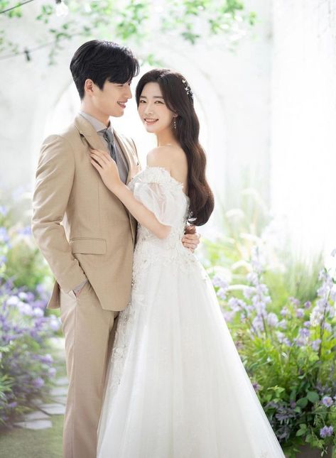 Gs Edit, Korean Wedding Photography, Wedding Photo Studio, Foto Wedding, Wedding Photoshoot Props, Wedding Photoshoot Poses, Cheap Wedding Dresses Online, Pre Wedding Poses, Wedding Picture Poses