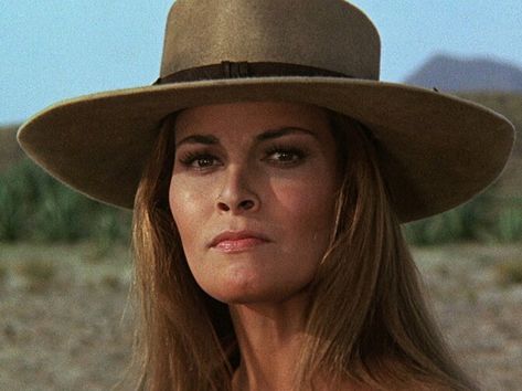 Hannie Caulder Hannie Caulder, Ernest Borgnine, Raquel Welch, Fedora, It Cast