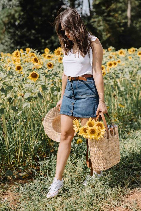 Must Visit Atlanta Attraction, Anderson Sunflower Farm - My Style Vita Outfit Finca Mujer, Sunflower Skirt Outfit, Farm Outfit Ideas, Farm Outfit Women, Farm Fits, Farm Outfits, Farm Outfit, Sister Photoshoot, Sunflower Outfit