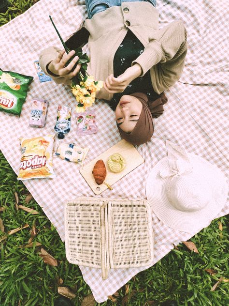 Piknik Aesthetic, Ootd Campus, Picnic Photo Shoot, Picnic Pictures, Picnic Theme, Picnic Inspiration, Wedding Photoshoot Props, Foto Studio, Picnic Decorations