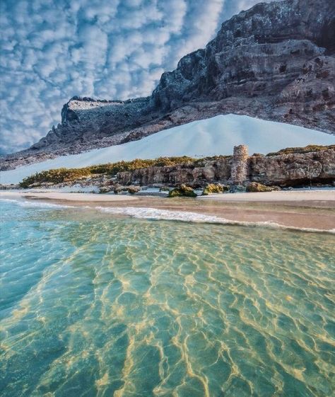 This Looks Like Someone Inserted A Mountain And Forgot To Finish The Photoshop Socotra Island, New York City Buildings, Socotra, Amazing Nature Photos, Bucket List Destinations, Travel Videos, Yemen, Archipelago, Unesco World Heritage