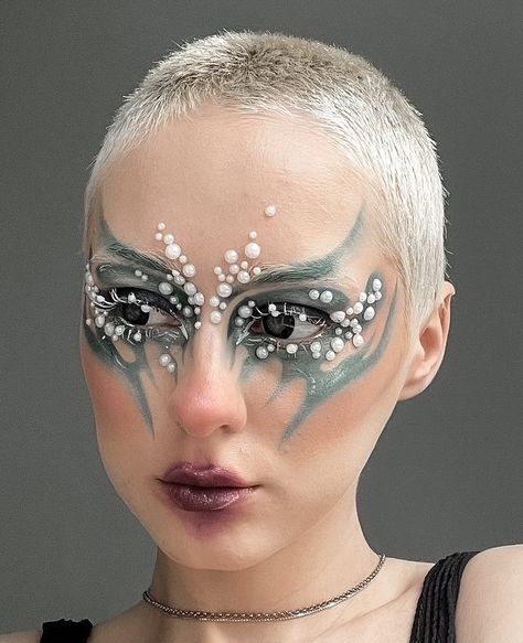 Makeup With Beads, Surrealist Makeup, White Eyelashes Makeup, Alien Makeup Pretty, Fantasy Makeup Ideas Creative, Alien Makeup Halloween, Alien Makeup Looks, Futuristic Makeup Looks, Moth Makeup