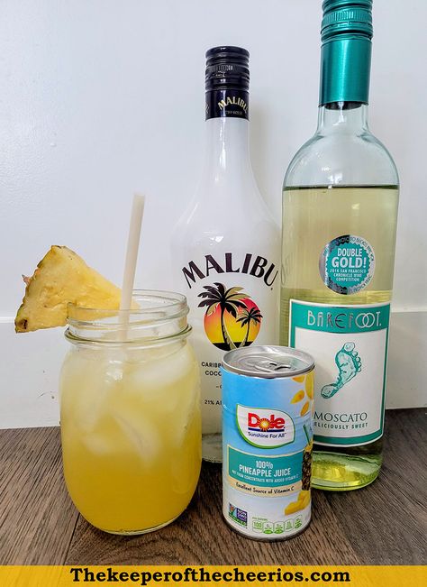 Piña Colada Sangria, Simple Pina Colada Sangria, Pins Colada Sangria, Pina Colada Sangria Recipe, Camping Mixed Drinks, Pitcher Drinks Alcohol, Simple Alcoholic Drinks, Malibu Pina Colada, Pins Colada