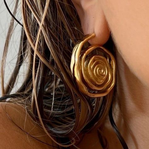 Gold Spiral Hoop Earrings, 00s Mode, Bohemian Minimalist, Gold Girl, Dope Jewelry, Spiral Earrings, Earrings Bohemian, Stacked Jewelry, Funky Jewelry