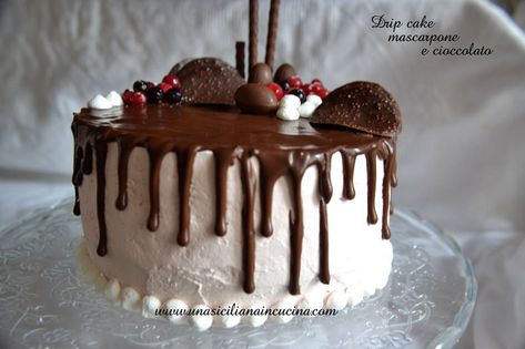 Drip cake mascarpone e cioccolato una torta bella da vedere ricca di decorazioni e di tanta glassa al cioccolato oppure di vari colori Nutella Birthday Cake, Cake Receipe, Drop Cake, Novelty Birthday Cakes, Chocolate Drip Cake, American Cake, Torte Cake, Angel Cake, Chocolate Drip