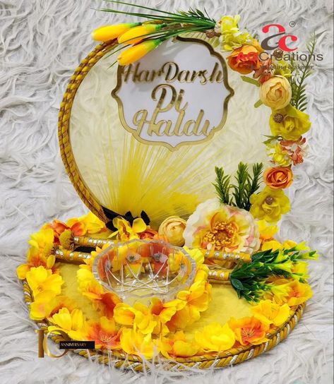 Mehandi Platter, Haldi Plate, Haldi Tray, Wedding Slogans, Haldi Function Decoration, Haldi Platter, Diy Engagement Decorations, Platters Ideas, Haldi Ceremony Decorations