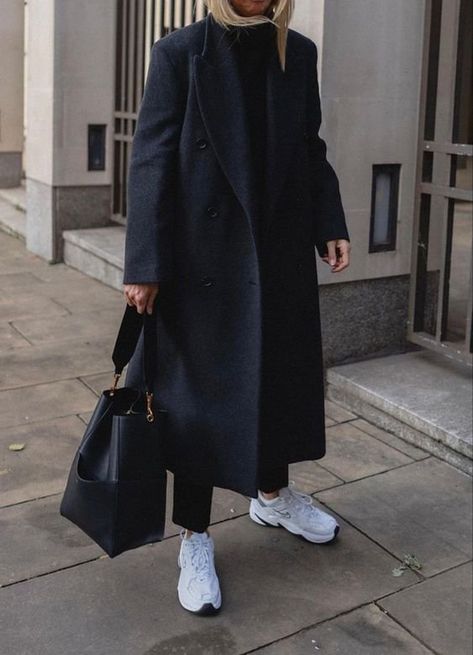 Casual Winter Capsule Wardrobe, Winter Capsule Wardrobe 2022, Winter Capsule Wardrobe 2023, Long Black Coat Outfit, Oversized Coat Outfit, Capsule Wardrobe 2023, Capsule Wardrobe 2022, Black Coat Outfit, Coat Outfit Casual