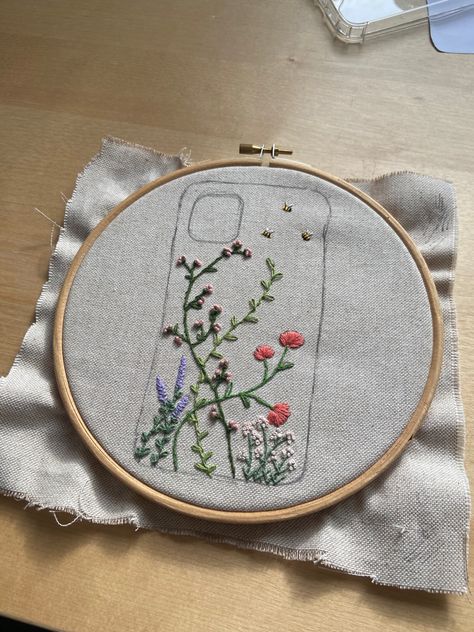 Embroidered Phone Case, Embroidery Cases, Phone Case Diy Paint, Diy Phone Case Design, Embroidery Lessons, Diy Iphone Case, Embroidered Clutch, Handmade Paper Crafts, Handmade Embroidery Designs