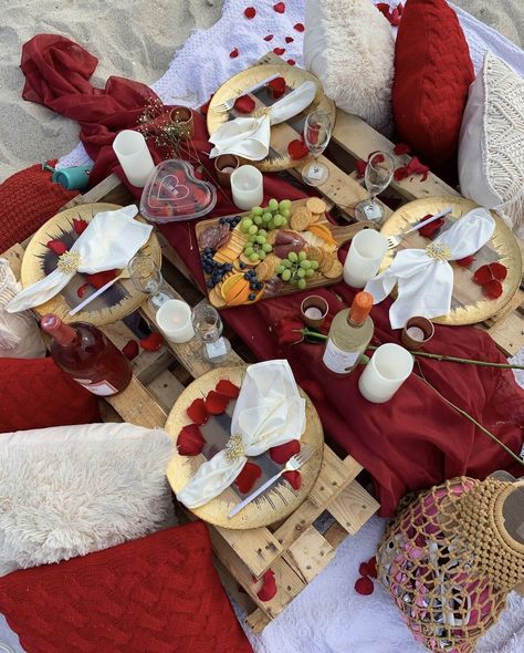 Cute Proposal Ideas, Picnic Party Decorations, Romantic Dinner Decoration, Picnic Date Food, Surprise Birthday Decorations, Romantic Date Night Ideas, A Beautiful Soul, Picnic Inspiration, Backyard Picnic