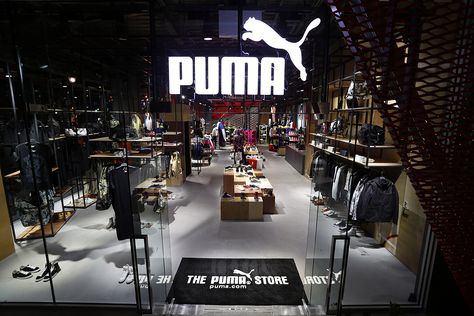 puma premium brandstore osaka by plajer & franz studio Puma Store, Tela Iphone, Puma Shop, Puma Sport, Shop Front, Sports Shops, Flagship Store, Shoe Store, Store Design