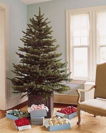 Martha Stewart sercets to trimming the tree Christmas Checklist, Potted Christmas Trees, Holiday Organization, Creative Christmas Trees, 12 December, Tree Trimming, Artificial Christmas Tree, Christmas Inspiration, Decoration Table