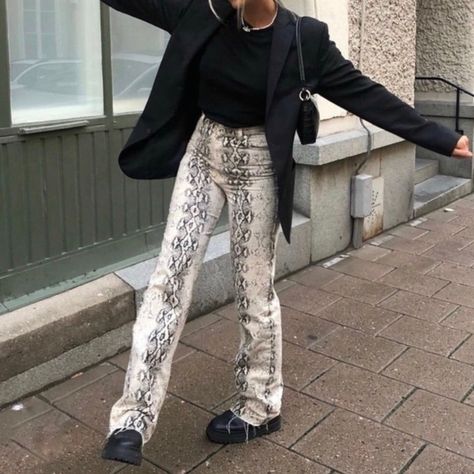 High Waisted Snake Print Jeans. Straight Leg Fit. Fits 4, 26, 36. Never Worn. Feel Free To Suggest Bid A Price Snake Jeans, Snake Print Outfit, Zara Wide Leg Jeans, Wide Leg Crop Pants, Cropped Wide Leg Jeans, White Snake, Cropped Flare Jeans, Loose Fit Jeans, Raw Hem Jeans