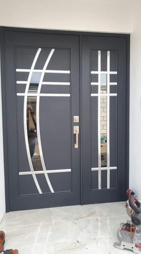 iron door design front entry modern Modern Iron Gate Designs, Pintu Ganda, Latest Door Designs, Grill Designs, Window Grill Design Modern, Fall Wreaths For Front Door, House Front Door Design, Modern Entrance Door, Unique Window