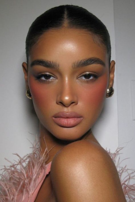 We've seen glazed skin, we've seen glazed nails. Now, it's the turn of our blush. We're expecting lots of layers, such as liquid highlighters teamed with cream blush. Glam Looks Makeup, Blush For Winter, Black Women Blush Makeup, Makeup For Pink Dresses, A Lot Of Blush Makeup, Elevated Makeup Look, Dewy Blush Makeup, Gen Z Makeup Trends, High Blush Makeup