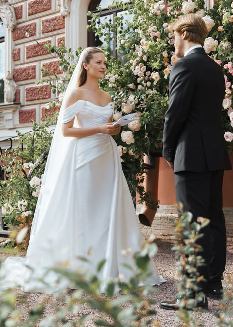 A picture-perfect moment: Our bride stuns in a simple yet elegant princess dress. #weddingdress #gown #veil #bride #bridal Porto Wedding, Trending Wedding Dress, Elegant Princess Dress, Simple Wedding Gown, Korean Wedding Dress, Petite Bride, Simple Elegant Wedding Dress, Courthouse Wedding Dress, Weddings Dress