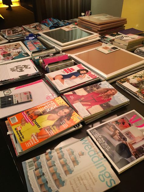 Vision board party Nye Vision Board Party, Mood Board Party, Vision Board Party Ideas, Vision Board Night, Party Set Up Ideas, Party Vision Board, Board Night, Vision Board Workshop, Set Up Ideas